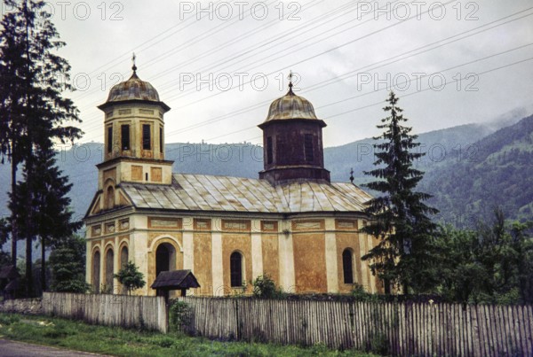 Biserica Sfântul Ierarh Nicolae (Saint Hierarch Nicholas Church), a historic Romanian Orthodox church village of Racovi?a, Vâlcea County, Romania
