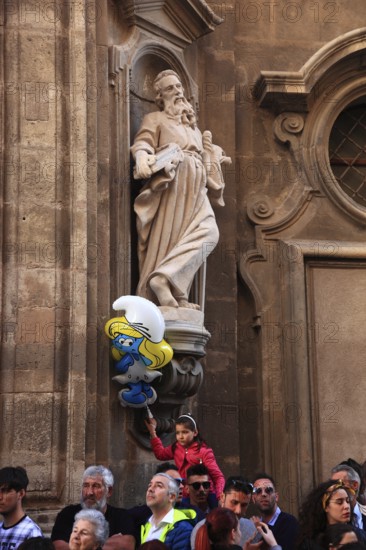 Sicily, Trapani, spectators at the Good Friday mystery procession La Processione dei Misteri, statue at the Chiesa del Purgatorio church