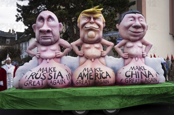 The Klaa Paris carnival parade passes through the streets of Frankfurt's Heddernheim, Heddernheim, Frankfurt am Main, Hesse, Germany