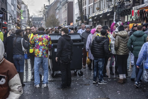 Public order office checkpoint on Bolkerstraße, access to the old town, check for glass bottles, weapons, etc. on Rose Monday in Düsseldorf, North Rhine-Westphalia, Germany