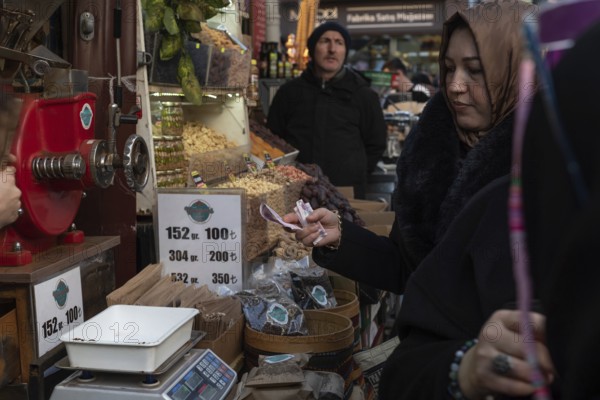 Istanbul, Turkey 7th January 2025 Shoppers buying coffee outside the Spice Bazaar in the Eminonu district of Istanbul, Turkey