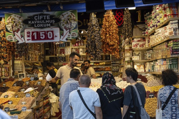 Istanbul, Turkey. September 18th 2025. A busy street market stall selling nuts, Turkish Delight and dried fruits near the Egyptian Bazaar in Istanbul, Turkey