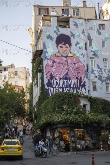 Istanbul, Turkey. September 18th 2025. A wall mural in the narrow streets of trendy Firuzaga and Cihangir neighborhoods of Istanbul, Turkey