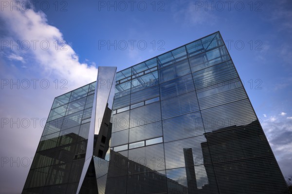 Glass and polylite sculpture by Carsten Nicola in front of the art museum, cube, glass cube, Stuttgart, Baden-Württemberg, Germany