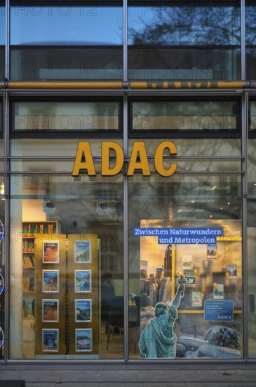 ADAC Reisebüro, advertising for trips to the USA, Kronprinzenstraße, Stuttgart, Baden-Württemberg, Germany