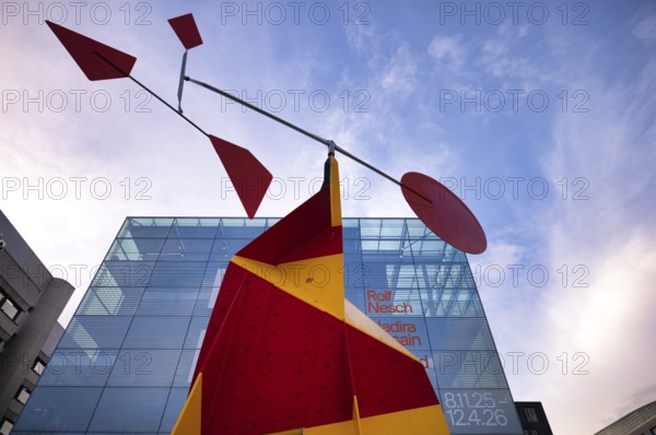 Plastic crinkly avec disco rouge by Alexander Calder in front of the art museum, Cube, glass cube, Stuttgart, Baden-Württemberg, Germany