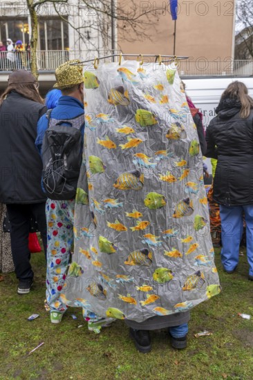 Rose Monday procession in Düsseldorf, spectators at the street carnival, in some cases heavy rain, shower curtain, North Rhine-Westphalia, Germany