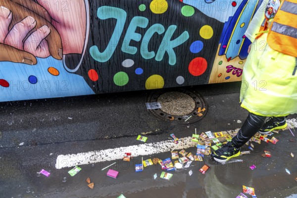 Rose Monday procession in Düsseldorf, remains of camels, confetti, various carnival trash, stuck on the roads along the train path after heavy rainfall, remnants of the procession, North Rhine-Westphalia, Germany