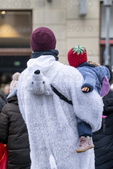 Rose Monday procession in Düsseldorf, spectators at the street carnival, sometimes heavy rain, polar bear and strawberry, North Rhine-Westphalia, Germany