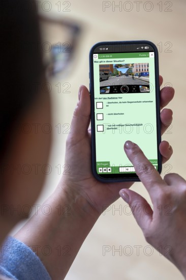 Symbolic image, preparation for the driving test via a smartphone app, learning theory via an app, here the ADAC app