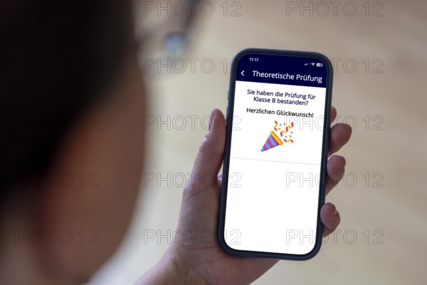 Symbolic image, preparation for the driving test via a smartphone app, learning theory via an app, here the ADAC app