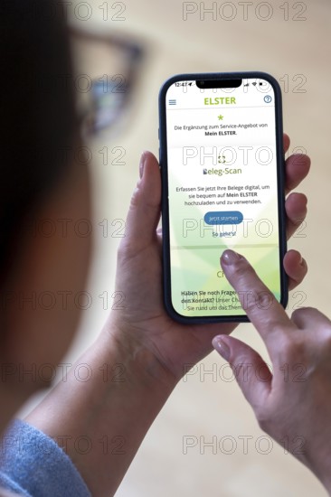Complete symbol, income tax return via an app, MeinElster+, certain population groups can file their tax return online, mobile from spring 2026, the tax office sends out a pre-filled return, the taxpayer can check, change and supplement it and send it back again