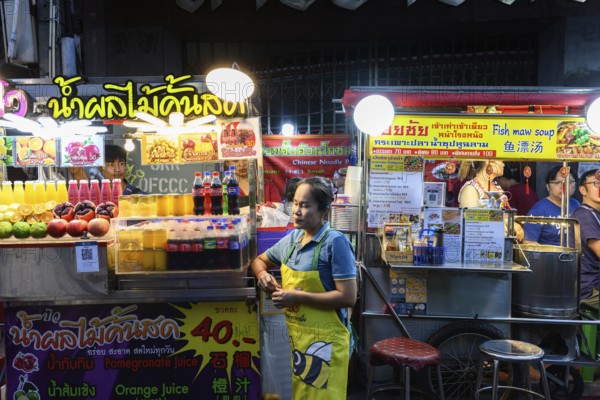 Bangkok, Thailand. February 18th 2025. Street food stalls selling fresh juice and fish maw soup in Yaowarat Road, Chinatown, Bangkok, Thailand