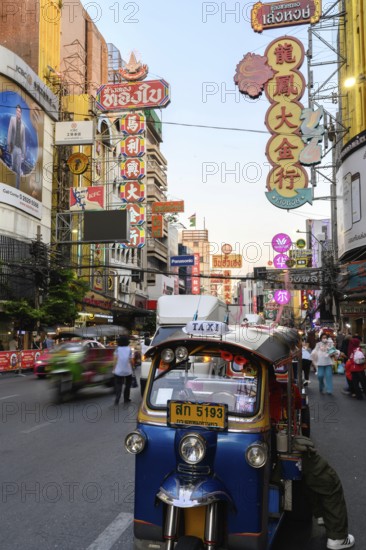 Bangkok, Thailand. February 18th 2025. Yaowarat Road, busy with Tuck-Tucks and traffic in the heart of Chinatown, Bangkok, Thailand