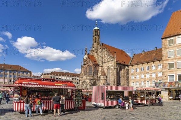 Market stalls and Church of Our Lady am Hauptmarkt, Nuremberg, Bavaria, Germany