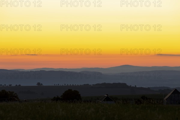 Colourful morning sky towards Saxon Switzerland seen from Lerchenberg, sunrise, Lerchenberg, Börnchen, Bannewitz, Saxony, Germany