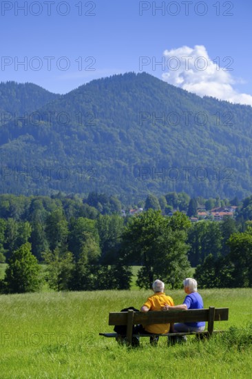 Elderly couple, seniors sitting on a rest bench, Bad Heilbrunn, Upper Bavaria, Bavaria, Germany