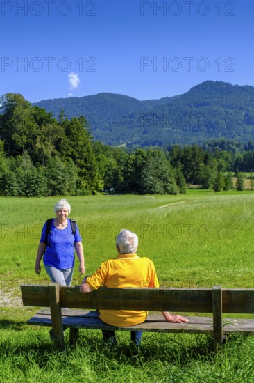 Elderly couple, seniors hiking, waiting at a rest area, Bad Heilbrunn, Upper Bavaria, Bavaria, Germany