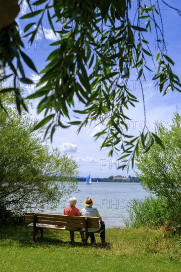 Seniors, family, couple on a rest area, Fraueninsel, Chiemsee, Chiemgau, Upper Bavaria, Bavaria, Germany