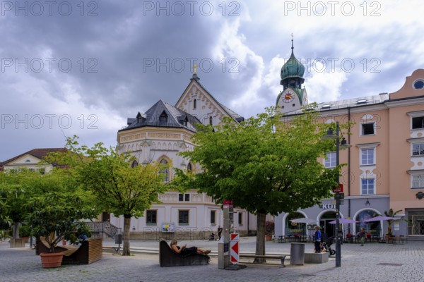 Ludwigsplatz, mit Stadtpfarrkirche St. Nikolaus, Rosenheim, Upper Bavaria, Bavaria, Germany