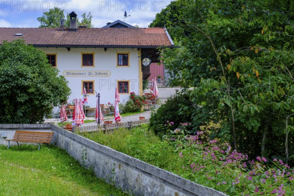 Historischer Mesnerwirt, Kirche St. Johann, Vogling bei Siegsdorf, Chiemgau, Upper Bavaria, Bavaria, Germany