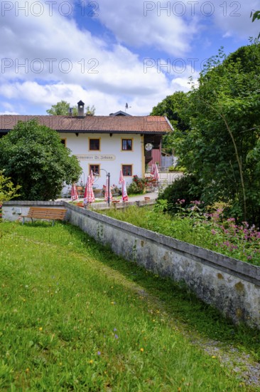 Historischer Mesnerwirt, Kirche St. Johann, Vogling bei Siegsdorf, Chiemgau, Upper Bavaria, Bavaria, Germany