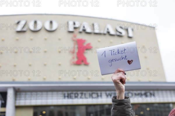 A visitor holds up a note with the inscription 1 ticket wanted for the film Everything Everywhere All At Once in front of the Zoo Palast on 13.02.2026. The 76th Berlin International Film Festival will take place from February 12 to 22, 2026