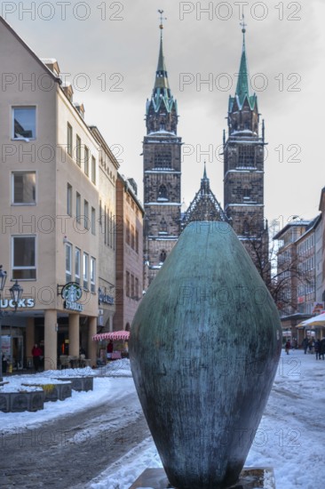 Large Totem sculpture by Henry Moore in front of St. Lorenz Church, Karolinenstr. Nürnberg, Middle Franconia, Bavaria, Germany