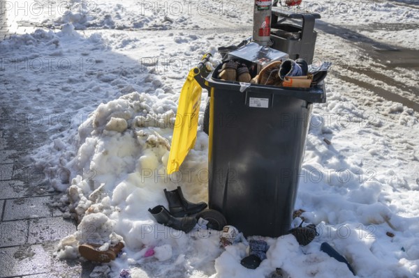 Garbage bin in snow filled with woven shoes, pedestrian zone, Nuremberg, Middle Franconia, Bavaria, Germany