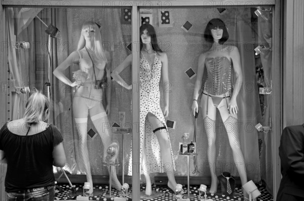 Female mannequins in an erotic shop, black and white, New York City, USA