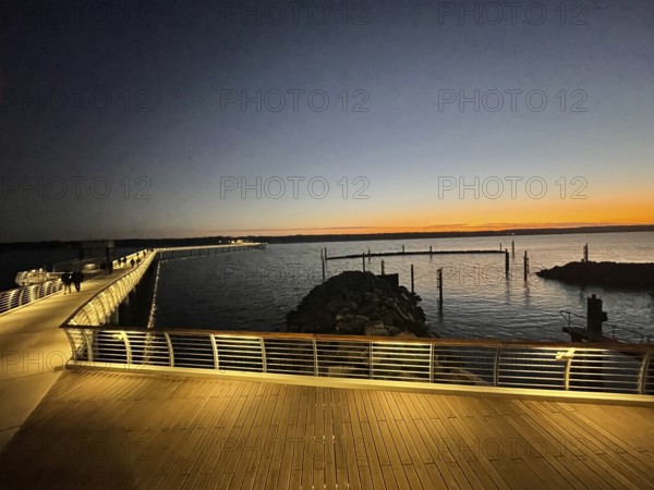 Baltic resort Prerow, pier, night view, sunset, Baltic Sea. At 720 meters, it is the longest pier in the Baltic Sea region. It became on October 16, 2024. Western Pomerania Lagoon Area, Darss-Zingster Bodden Range, Baltic Sea, Peninsula, Nature, Autumn, Nature Reserve, Fischland-Darß-Zingst, Mecklenburg-Western Pomerania, Germany