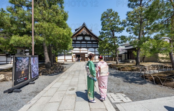 Japanese woman dressed in kimono in front of Kenninji Hombo, Kennin-ji Buddhist Temple, Higashiyama, Kyoto, Japan