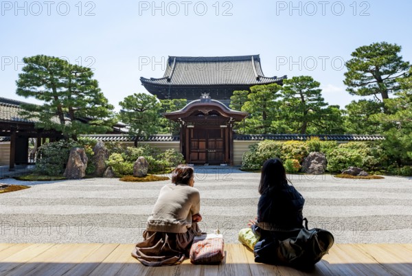 Two woman sitting on the veranda, Daioen Zen rock garden, abbot garden in front of the Kenninji Hojo, Kennin-ji Zen Buddhist temple, Higashiyama, Kyoto, Japan