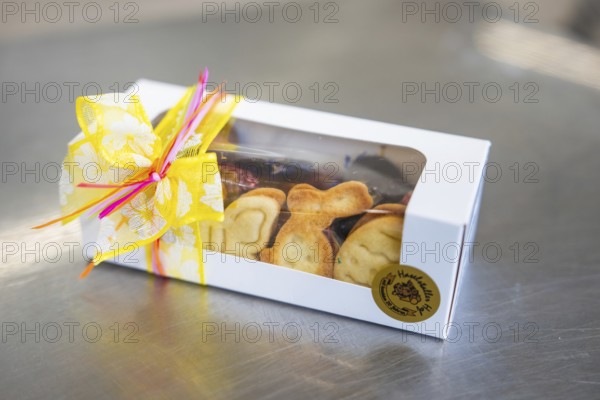Gift box filled with Easter cookies, decorated with a yellow ribbon, Easter production of regional products, Haselstaller Hof, Gechingen, Calw district, Germany