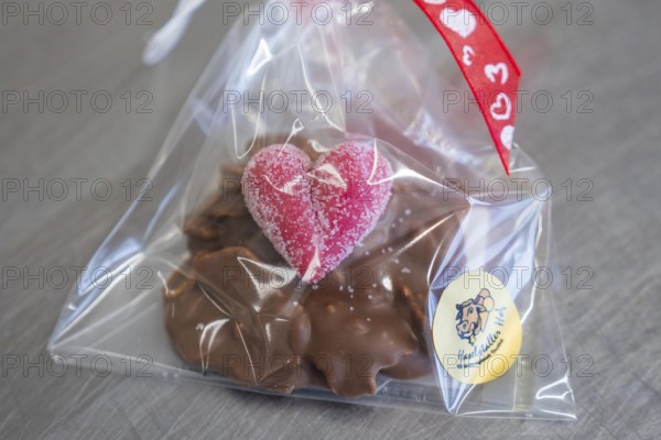 Chocolate snack with heart-shaped decoration in gift packaging, Easter production of regional products, Haselstaller Hof, Gechingen, Calw district, Germany