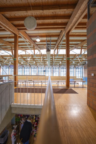 Extensive hall with wooden structure and windows across the entire wall height that let in plenty of light, Schlehengäu sports hall Gechingen, Calw district, Germany