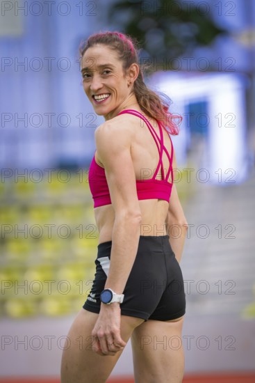 Woman in sporty clothes turns around and smiles, satisfied and relaxed, middle distance runner Katharina Jaiser, Sindelfingen Glass Palace, Germany
