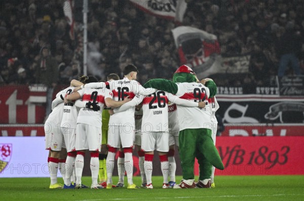 Team building, circle of the VfB Stuttgart team in front of the start of the match with mascot Fritzle VfB Stuttgart and captain Atakan Karazor VfB Stuttgart (16) Bundesliga, MHPArena, MHP Arena Stuttgart, Baden-Württemberg, Germany