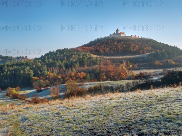 View of Wachsenburg Castle in autumn, meadow with hoarfrost, Burgenensemble Drei Gleichen, Thuringian Burgenland, Thuringian Basin, Holzhausen, Thuringia, Germany