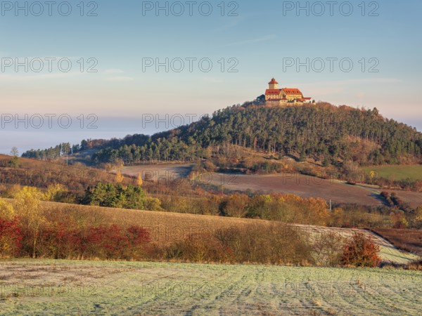 View of Wachsenburg Castle in autumn, Burgenensemble Drei Gleichen, Thüringer Burgenland, Thuringian Basin, Holzhausen, Thuringia, Germany