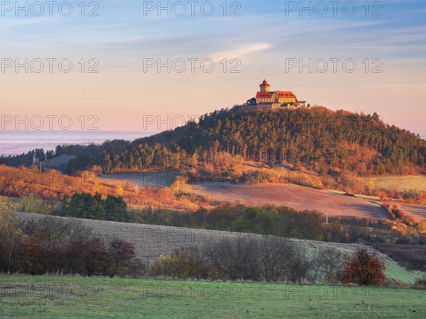 View of Wachsenburg Castle in the first morning light in autumn, Burgenensemble Drei Gleichen, Thüringer Burgenland, Thuringian Basin, Holzhausen, Thuringia, Germany