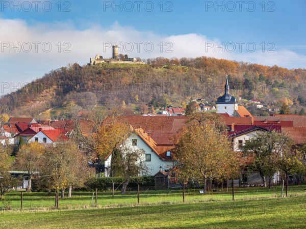 The ruins of Mühlburg and the village of Mühlberg in autumn, Burgenensemble Drei Gleichen, Thüringer Burgenland, Thuringian Basin, Mühlberg, Thuringia, Germany