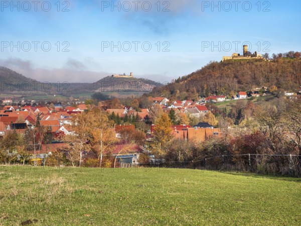 View of the village of Mühlberg and the ruins of Mühlburg and Gleichen Castle in autumn, castle ensemble Drei Gleichen, Thuringian Burgenland, Thuringian Basin, Mühlberg, Thuringia, Germany