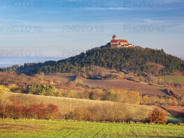 View of Wachsenburg Castle in autumn, Burgenensemble Drei Gleichen, Thüringer Burgenland, Thuringian Basin, Holzhausen, Thuringia, Germany
