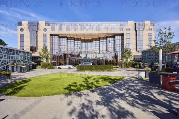 Hotel Hyatt Regency, commercial building, modern architecture, lawn, hedges, trees, blue sky, cirrus clouds, Kennedy shore, Cologne, district-free city, North Rhine-Westphalia, Germany