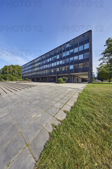 Landeshaus, architects Ernst von Rudloff, Ulrich Schmidt von Altenstadt and Eckhard Schulze-Fielitz, modern architecture, Rhineland LVR Regional Association, general development, stairs, street, lawn, trees, blue sky, cirrus clouds, Hermann-Pünder-Straße, Kennedy-Ufer, Cologne, district-free city, North Rhine-Westphalia, Germany