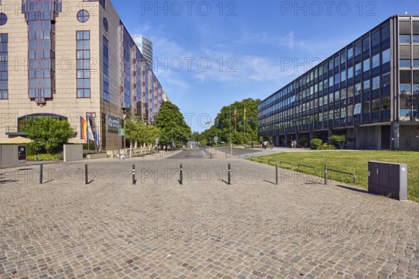 Hotel Hyatt Regency, Landeshaus, Landschaftsverband Rheinland LVR, commercial building, modern architecture, general development, road made of asphalt and paving stones, barrier bollards, lawn, trees, blue sky, cirrus clouds, Hermann-Pünder-Straße, Kennedy-Ufer, Cologne, district-free city, North Rhine-Westphalia, Germany