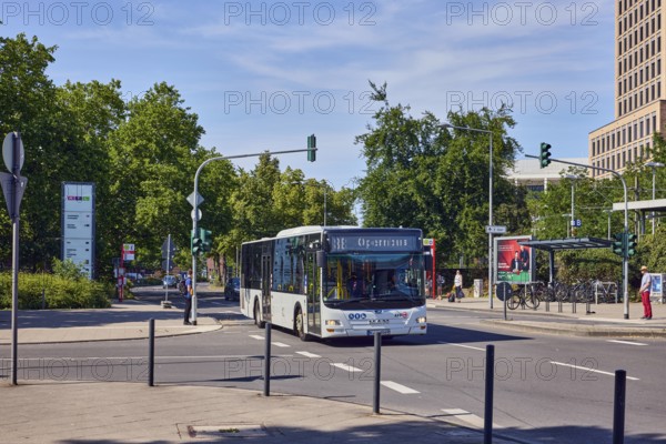 Public bus, general architecture, traffic light intersection, roads, trees, blue sky, cirrus clouds, Auenweg intersection with Charles-de-Gaulle-Platz, Cologne, district-free city, North Rhine-Westphalia, Germany