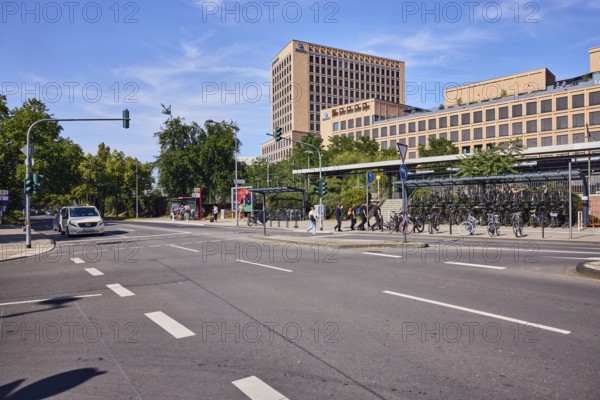 Commercial building, Zurich Group Germany, modern architecture, Cologne Messe Deutz railway station, traffic lights, roads, vehicles, trees, blue sky, cirrus clouds, Auenweg intersection, Leichlinger Straße and Charles-de-Gaulle-Platz, Cologne, district-free city, North Rhine-Westphalia, Germany