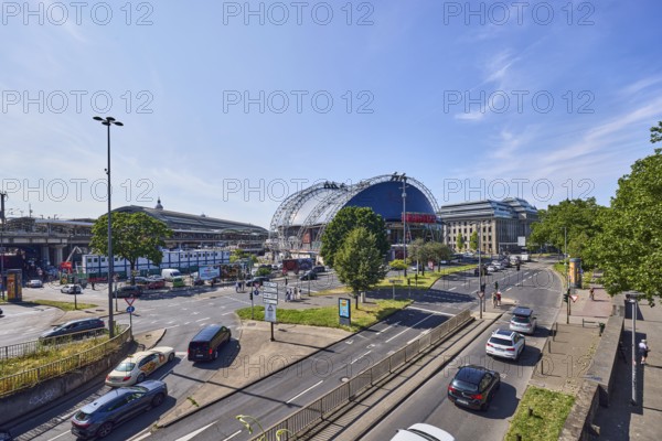 Large tent Musical Dome, general architecture, lantern, main station, roads, lanes, central island, pedestrian crossing, vehicles, lawn, trees, elevated perspective, side light, blue sky, cirrus clouds, federal road B51, Konrad-Adenauer-Ufer intersection with Trankgasse, Cologne, district-free city, North Rhine-Westphalia, Germany